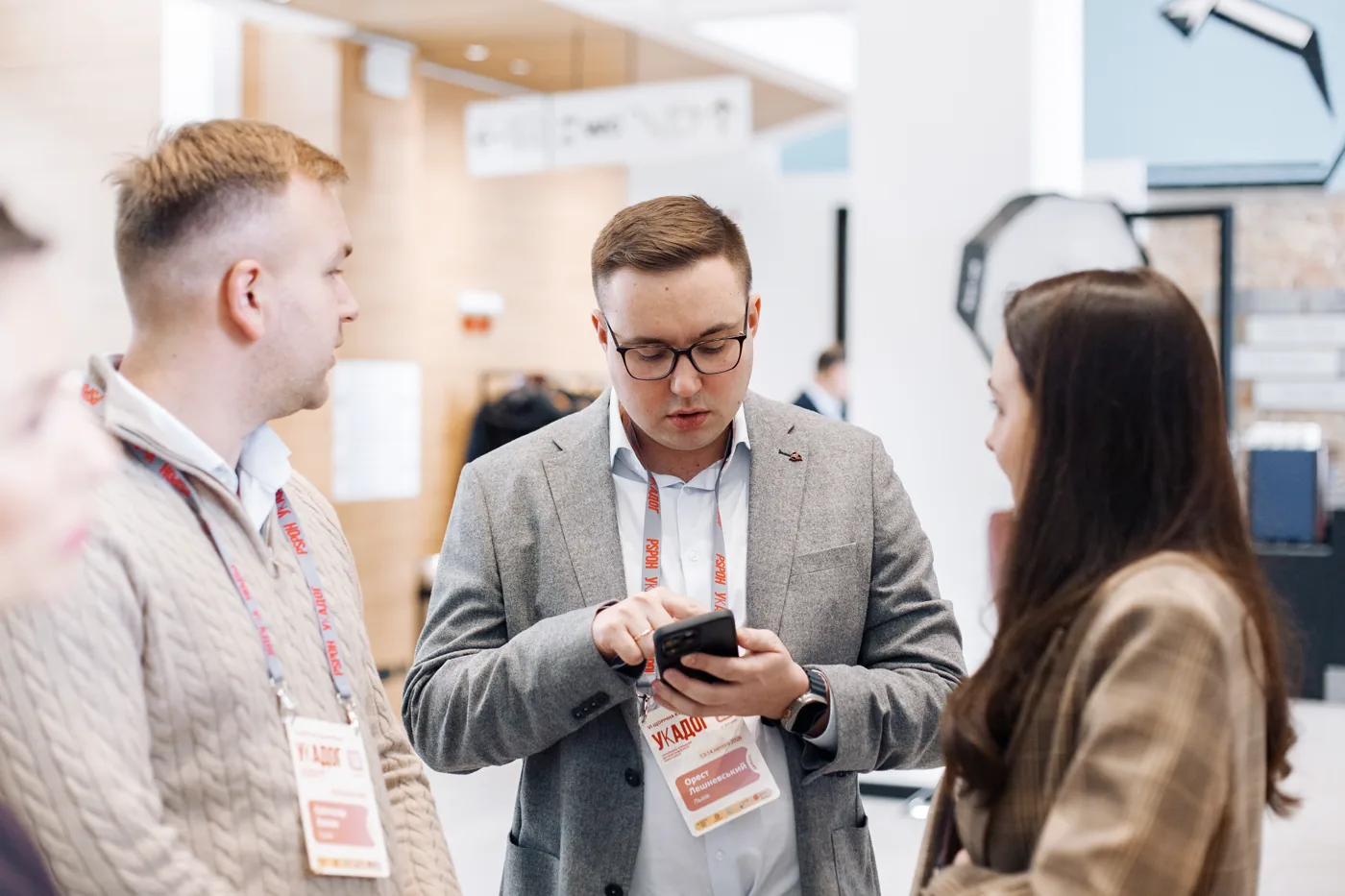 Орест Лешневський спілкується з колегами під час професійного заходу