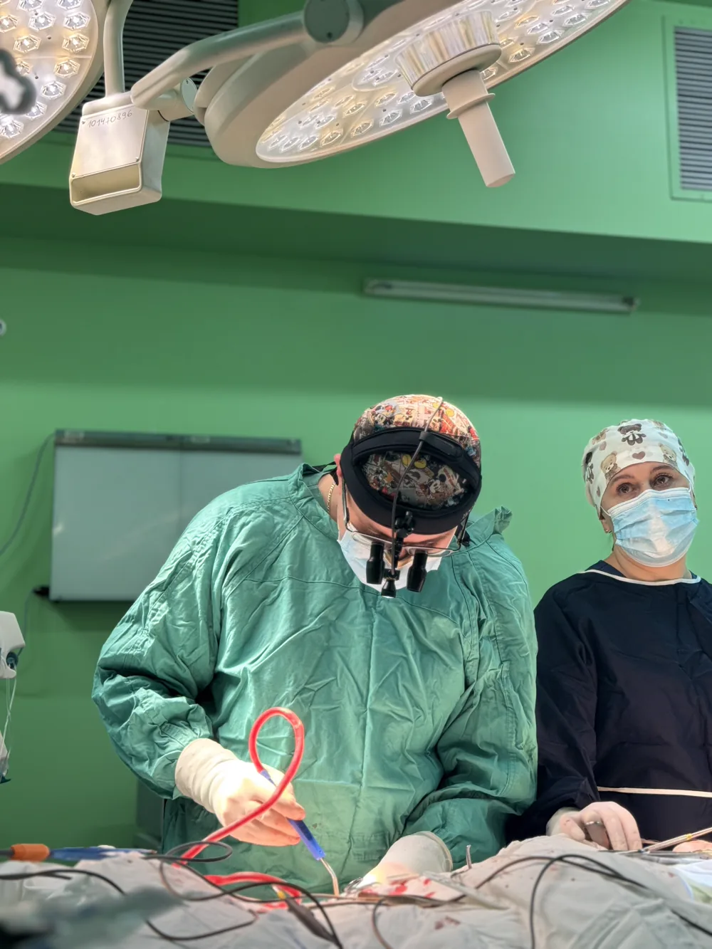 Орест Лешневський працює в операційній разом з колегою