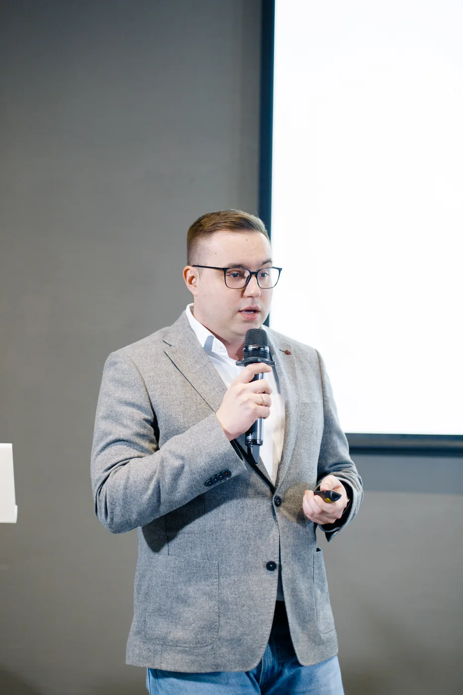 Орест Лешневський виступає з доповіддю на медичній конференції